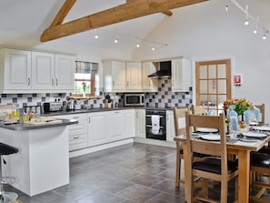 Kitchen/diner | Llanlliwe Cottage, Henllan Amgoed, nr. Narberth