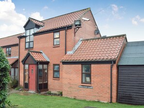 Quirky ‘upside-down’ house withl balcony | Capstan Cottage, Whitby