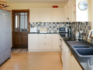 Well equipped kitchen | Creagach, Achnacarnin, near Lochinver