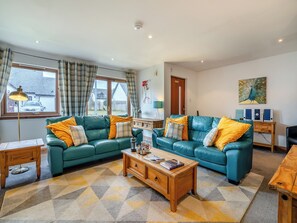 Comfortable leather furniture | Cairn View - Allt Mor Cottages, Aviemore