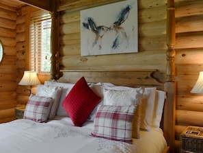 Relaxing four poster bedroom | Lepus Lodge, South Carlton, near Lincoln