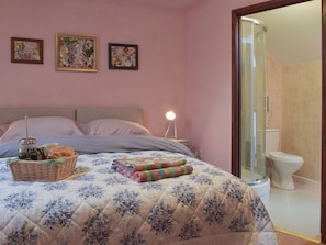 Double bedroom with en-suite | The Granary - Pendegy Mill, Llanybri, near Carmarthen