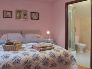 Double bedroom with en-suite | The Granary - Pendegy Mill, Llanybri, near Carmarthen