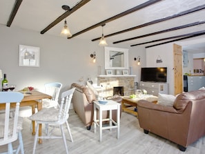 Well presented living/ dining room | Fran’s Cottage, Mevagissey near St. Austell