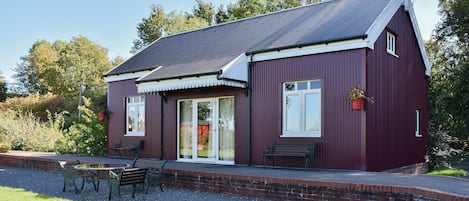 Quirky holiday cottage perched on a disused railway platform | The Station House - Brockford Railway Sidings, Brockford, near Stowmarket