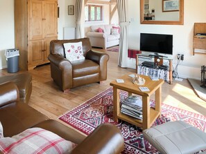 Living room with dining area | Swallow’s Barn, Ashburnham, Battle