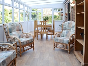 Sunny conservatory with dining table | Pam’s Plaice, Offord D’Arcy, near Godmanchester