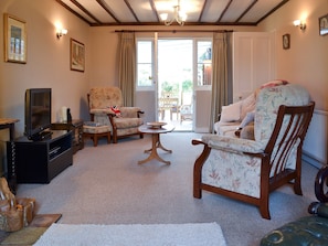 Charming beamed living room with access to conservatory | Pam’s Plaice, Offord D’Arcy, near Godmanchester