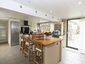 Well equipped farmhouse style kitchen | Greenlands Farmhouse, Barmby Moor, York