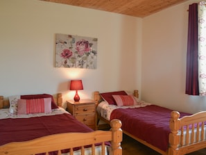 Cosy twin bedded room | Brook View - Bryn Thomas Lodges, Near Llandrindod Wells