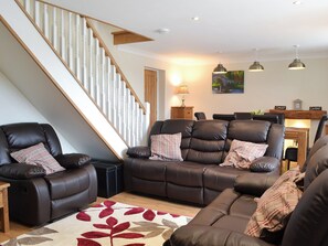 Beautifully presented living/dining room with doors leading to patio | Bwthyn Tyddyn Sachau, Y Ff&ocirc;r, near Pwllheli