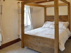 Great four poster bedroom | Little Hoot, Baslow, near Bakewell