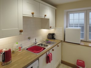 Well-equipped fitted kitchen | Dippers’ Folly - Jeffries Mill Cottages, Spring Gardens, Frome