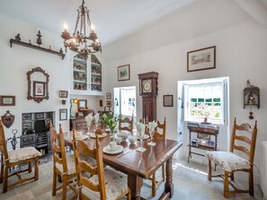 Dining room | Ty Het, Llanfairpwllgwyngyll, Anglesey