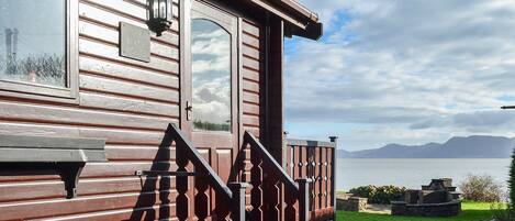 Delightful lodge-style holiday cottage with impressive sea views | Ty Glan Mor (The Beach House) - Water’s Edge Cottages, Llanfaes, Beaumaris, Anglesey