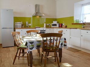 Spacious kitchen and dining area | Ysgubor, Tregarth, near Bangor