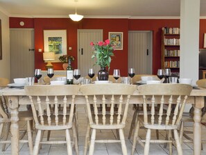 Ample dining space | Holly Cottage, Pett