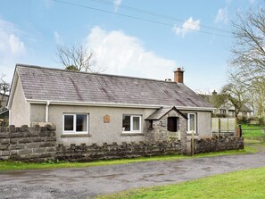 Charming detached Welsh cottage  | Augustus Cottage, Llangadog, near Llandeilo