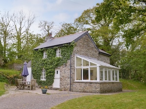 Delightful ivy-clad holiday home with sunny conservatory | Quarrymans Cottage, Golberdon, near Callington
