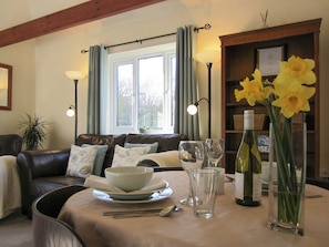 Beamed lounge with dining area | The Smithy, Bodsham, near Canterbury