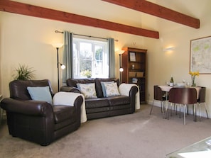 Beamed lounge with dining area | The Smithy, Bodsham, near Canterbury