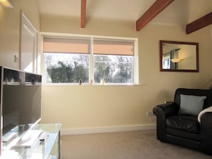 Beamed lounge with dining area | The Smithy, Bodsham, near Canterbury