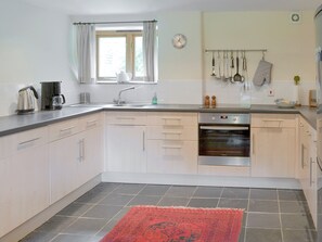 Well-equipped fitted kitchen | The Shippon, St Gennys, Bude