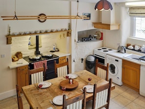 Spacious farmhouse style kitchen/diner | Crogen Wing, Bala
