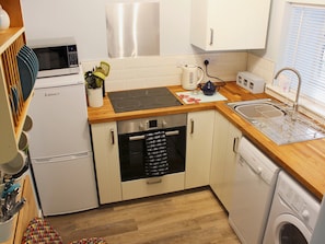 Well equipped kitchen | Nutmeg Cottage, Tideswell, near Buxton