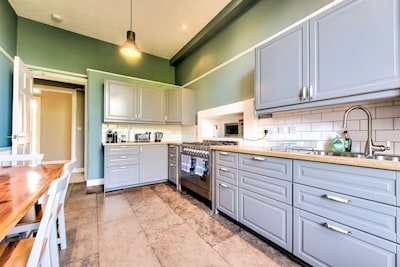 Bright and Spacious 4-bedroom Apart in Stockbridge