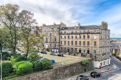 Bright and Spacious 4-bedroom Apart in Stockbridge