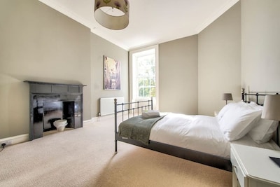 Bright and Spacious 4-bedroom Apart in Stockbridge