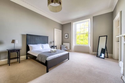 Bright and Spacious 4-bedroom Apart in Stockbridge
