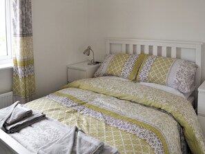 Tranquil bedroom with double bed | Teal House, Amble