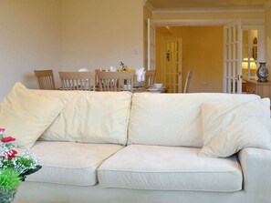 Comfy seating in the living and dining room | Cedar Lodge - Rousland Cottages, Linlithgow