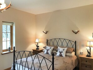 Antique style double bed | Turin Nurin Cottage, Tomatin, near Inverness