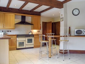 Large farmhouse-style kitchen with gas Rangemaster oven (for cooking) | Springfields, Leek