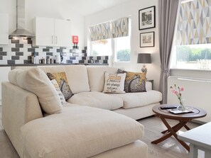 Stylish open-plan design | The Duck House - Dynes Farm, Bilsington, near Ashford