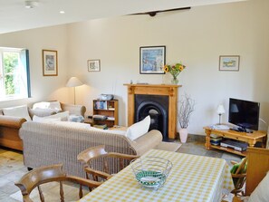 Open plan living/dining room/kitchen | Manor Farm Barns - La Caleche, Tarlton, Cirencester