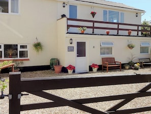 Gravelled patio area and entrance | The Den - Ty Copr, Pen-y-Sarn, near Amlwch