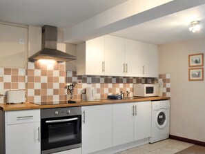 Well-equipped fitted kitchen | Low Tide - Low Tide and High Tide, Cellardyke, near Anstruther