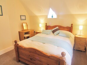 Berwyn Stationmasters House double bedroom | Berwyn Stationmasters House, Berwyn, nr. Llangollen