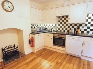 Berwyn Stationmasters House kitchen | Berwyn Stationmasters House, Berwyn, nr. Llangollen