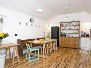 Spacious well equiped kitchen | Ty· Cai - Ty Coch Chatham, Llandwrog, near Caernarfon