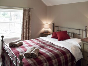 Attractive bedroom with double bed | Halfehill Cottage, Richmond