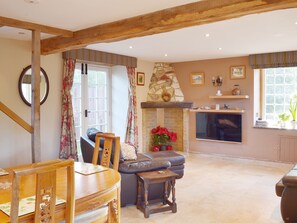 Living room/dining room | Brixton Barn, Brighstone, nr. Yarmouth