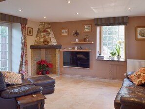 Living room/dining room | Brixton Barn, Brighstone, nr. Yarmouth