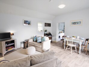 Living room/dining room | Shrimp Cottage, Kessingland