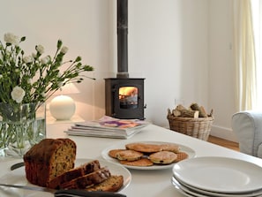 Light and airy living room with wood burner | Llangrannog - Cei Newydd, Mwnt and Llangrannog, Nanternis near New Quay