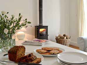 Light & airy living room with wood burner | Llangrannog - Cei Newydd, Mwnt and Llangrannog, Nanternis near New Quay